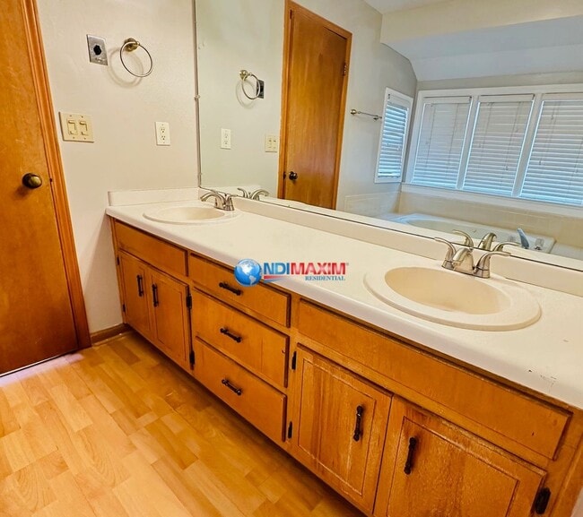 Building Photo - Nice spacious 4-bedroom house in Duluth