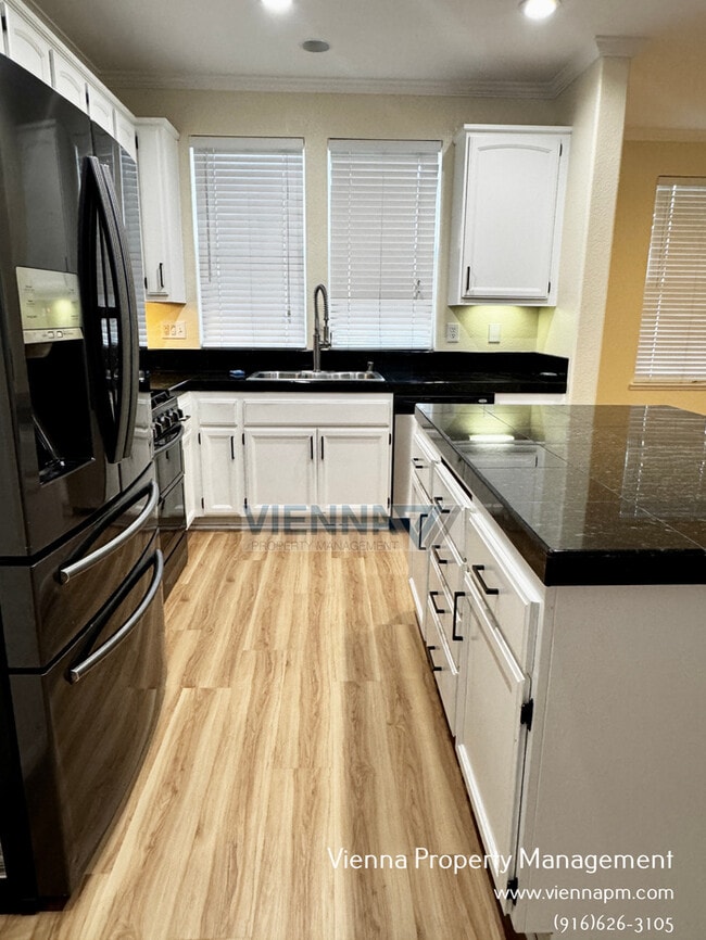 Building Photo - 829 Courtyards Loop