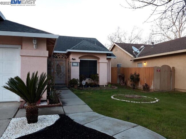 Building Photo - 1205 Cribari Dr