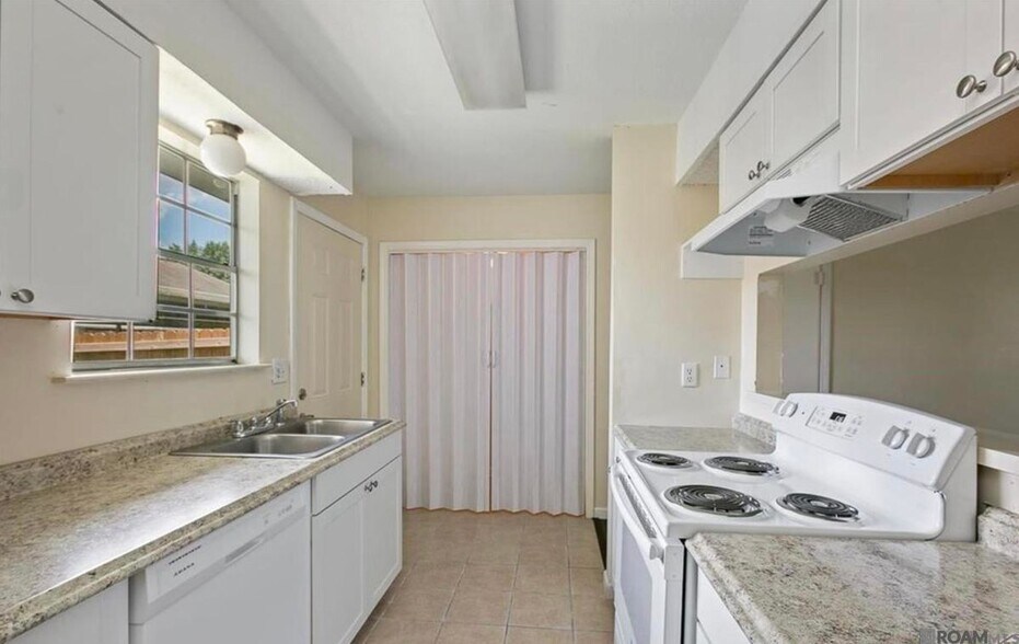 Building Photo - 1757 Boulevard De Province