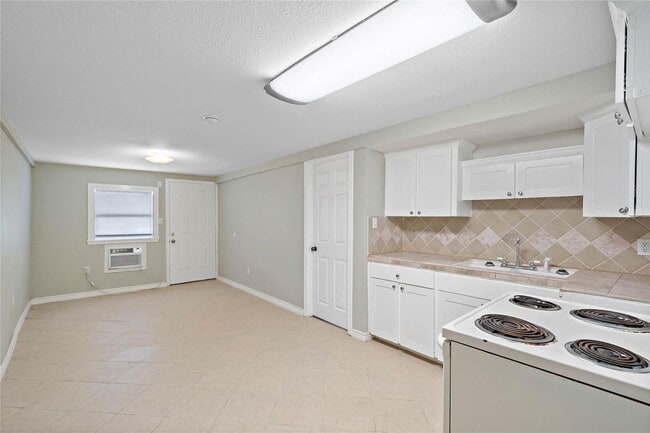 Building Photo - Lovely 2 Bedroom 2 Bath Duplex