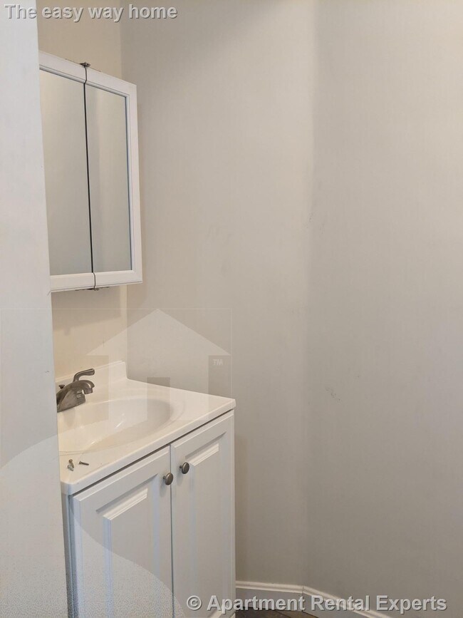 Building Photo - 2 Evergreen Square