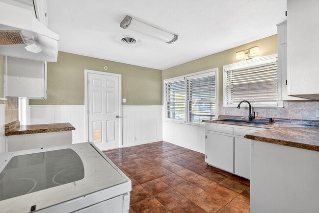 Building Photo - 1801 S 47th St