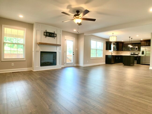 Building Photo - 733 Banister Dr