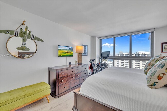 Building Photo - 2655 Collins Ave