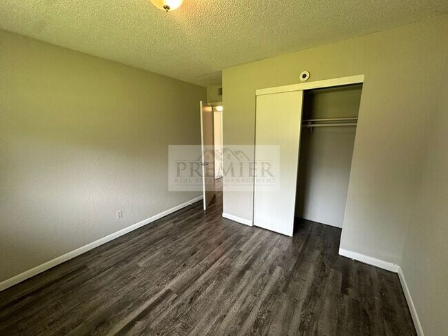 Building Photo - 2 bd/1 ba Duplex - 6205 E 152nd Terr #B, Grandview, MO 64030- Fresh interior - Rent $850