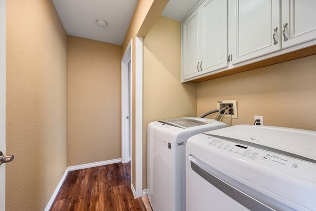 Building Photo - 885 Peregrine Ln