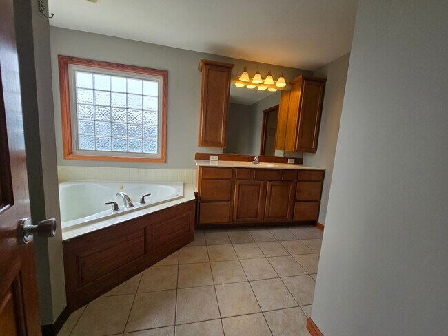 Building Photo - 4 Bedroom Home in Bloomington's East Side