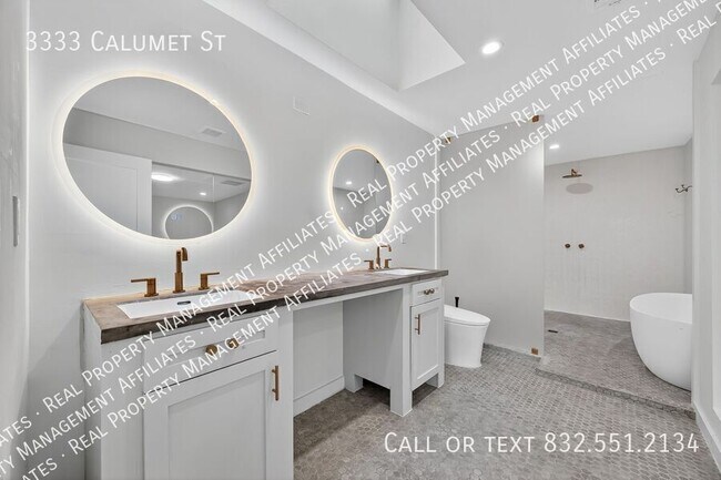 Building Photo - 3333 Calumet St