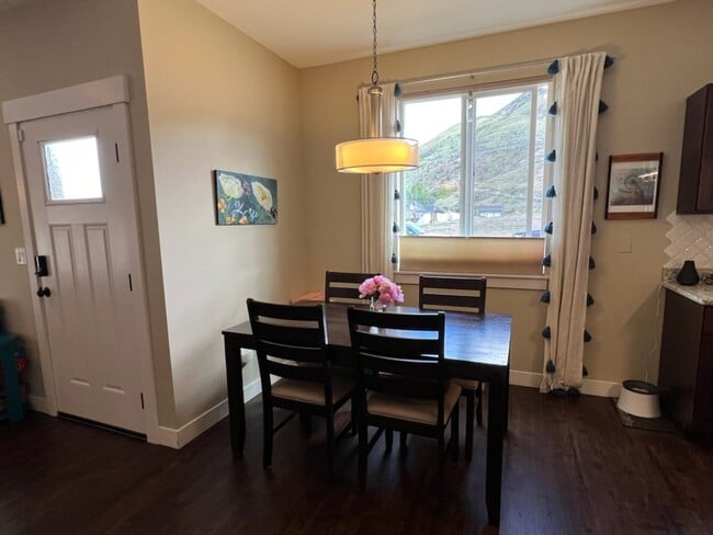 Building Photo - Beautifully constructed! 3 bed/2.5 bath ho...