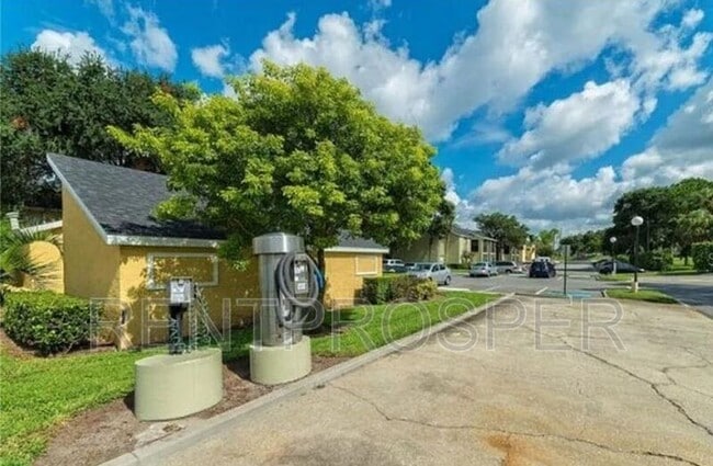 Building Photo - 938 N Lake Destiny Rd