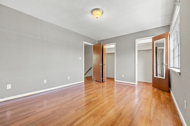 Building Photo - 1002 Willow Dr