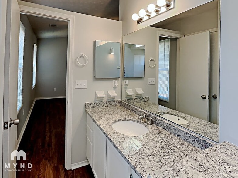 Building Photo - 6454 Eastbriar Dr