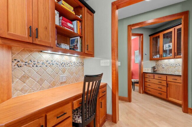 Building Photo - Luxurious 5-Bed Sanctuary with Scenic View...