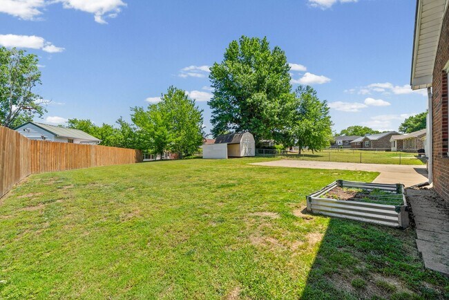 Building Photo - 1409 Janet Way Dr