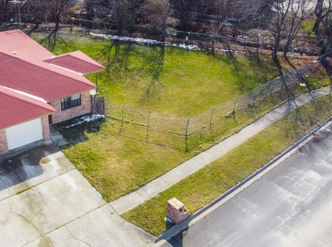 Building Photo - 3708 Hereford Ln