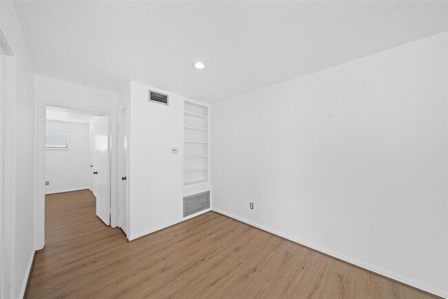 Building Photo - 6410 Del Monte Dr