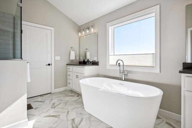 Building Photo - 2275 Lakeshore Point Dr N E