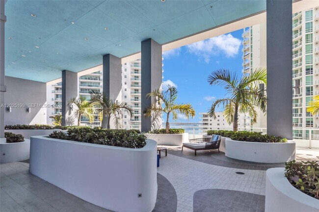 Building Photo - 1300 Brickell Bay Dr