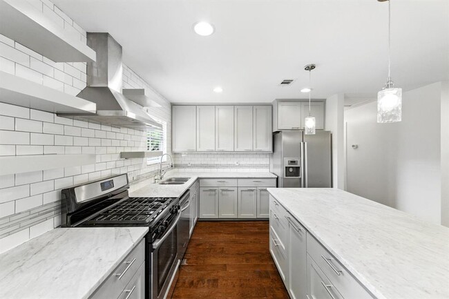 Building Photo - 1110 W Oltorf St