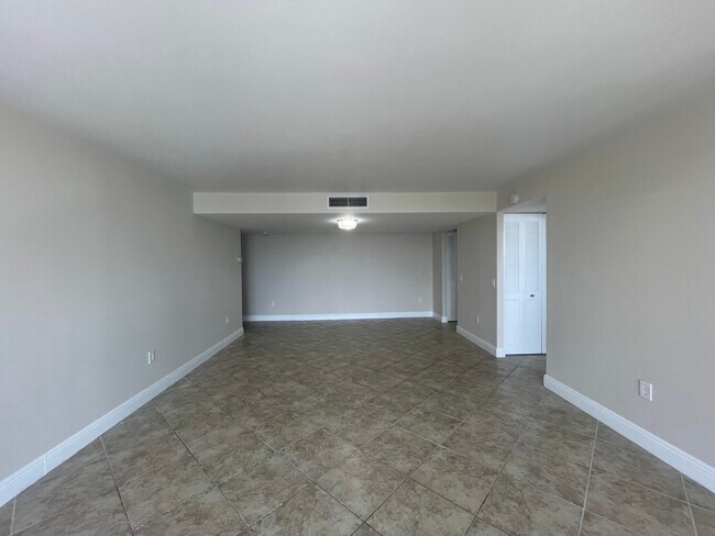 Building Photo - 5600 N Flagler Dr