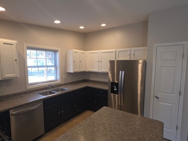 Building Photo - Southside Kenosha 4 bedroom