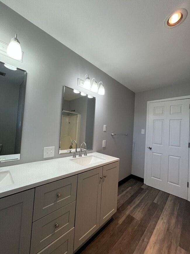 Building Photo - Spacious, bright and newly renovated 2nd-floor apartment available in Bath