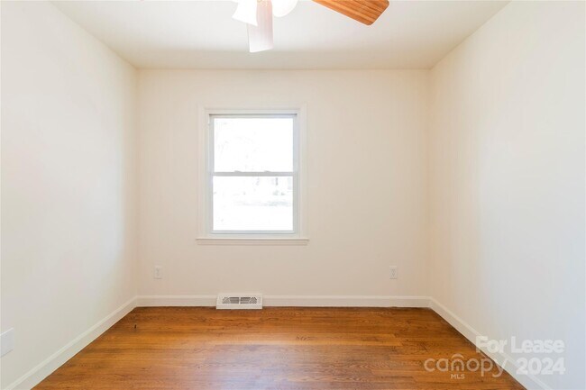 Building Photo - 5020 Coronado Dr