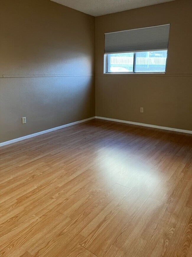 Building Photo - Two bedroom Condo on Westside!! 1 MONTH FREE