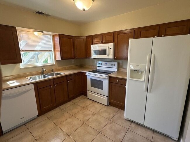 Building Photo - Cozy 2BR First-Floor Unit in Colorado Spri...