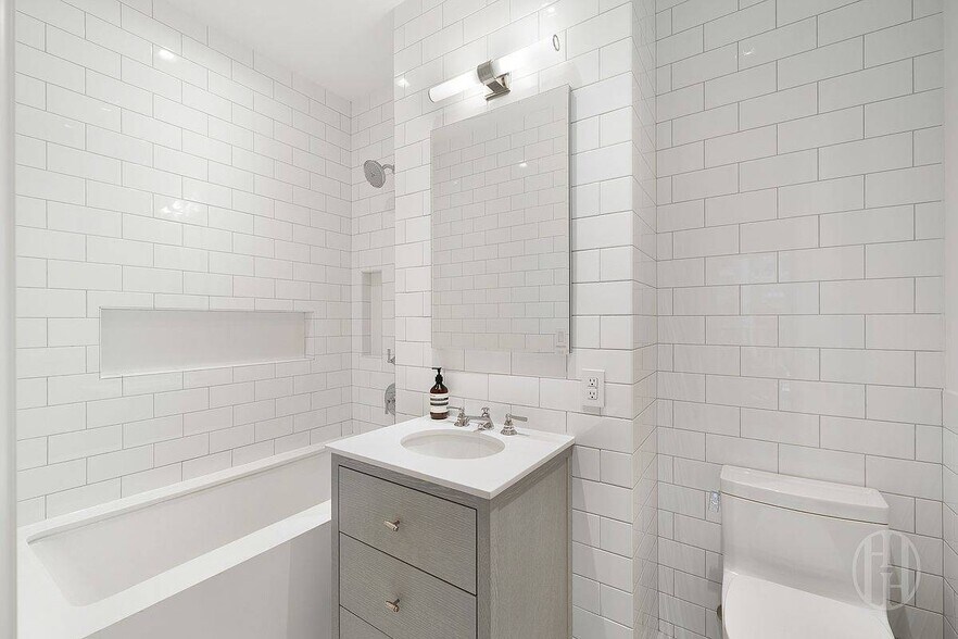 Building Photo - 164 W 74th St