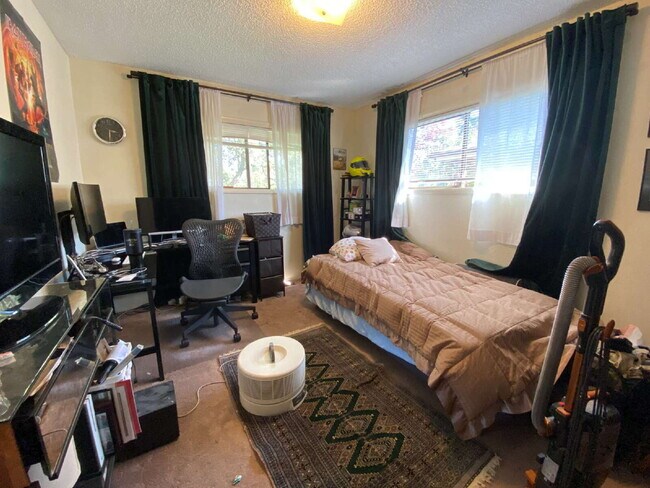 Building Photo - Massive Fenced Yard, Spacious 3BR Near Hospital, Shopping & Waterfront in Prime Bellingham Location