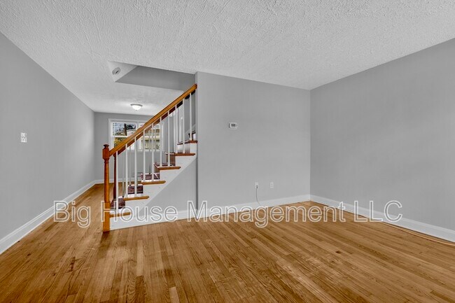 Building Photo - 4310 Roberton Ave