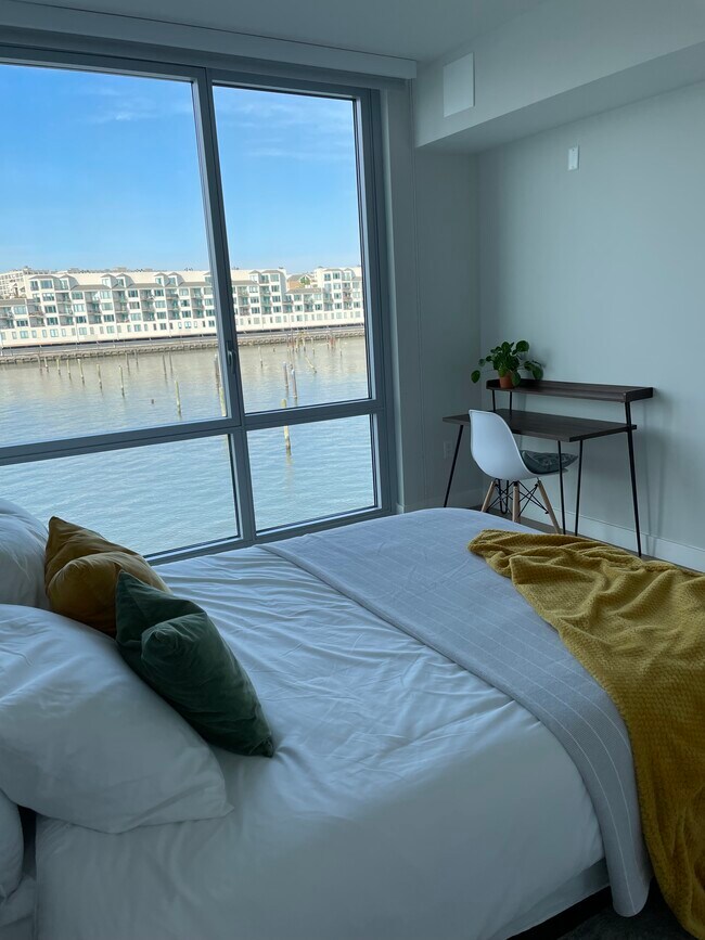 Bedroom with queen bed - 1200 Harbor Blvd