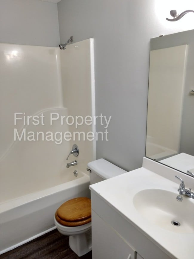 Building Photo - 2 bedroom 1 bath Duplex East Ridge