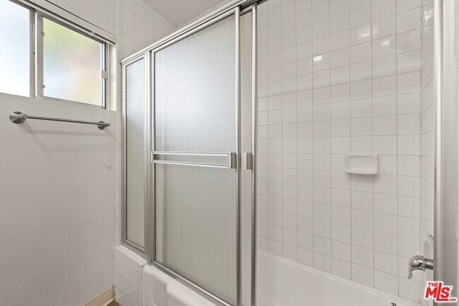 Building Photo - 15540 Moorpark St