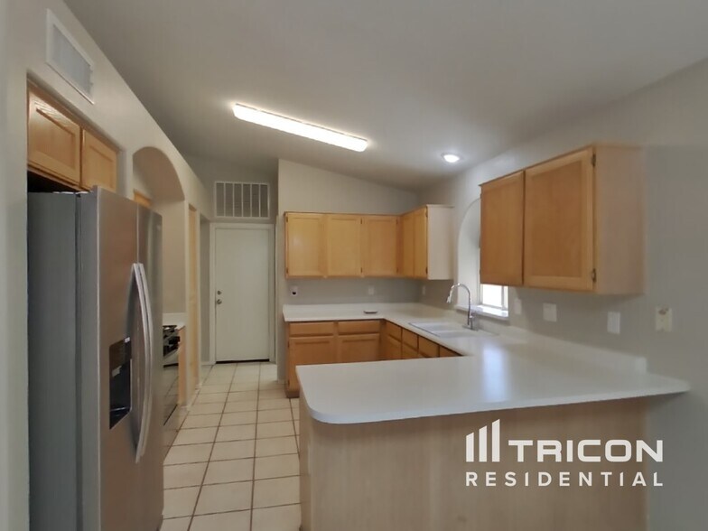 Building Photo - 12320 W Edgemont Ave