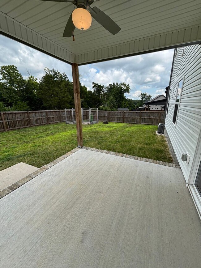 Building Photo - 4 Bedroom 2 1/2 Bath Pet Friendly Home For Rent Near Post!