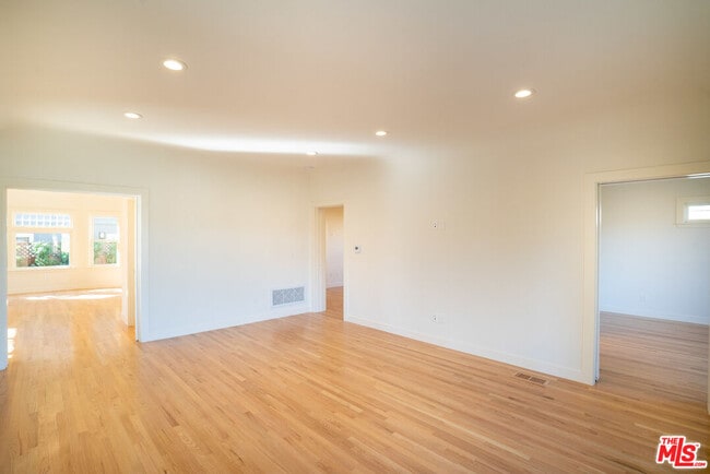 Building Photo - 802 E Kensington Rd