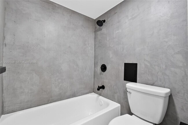 Building Photo - 3301 N Country Club Dr