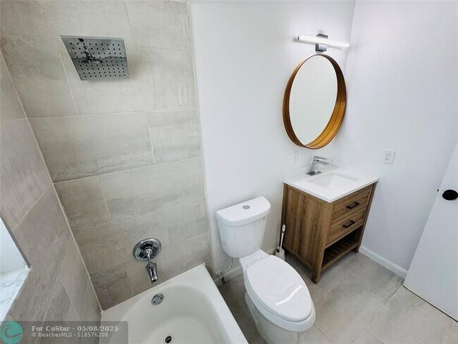 Building Photo - 1472 NE 30th Ct