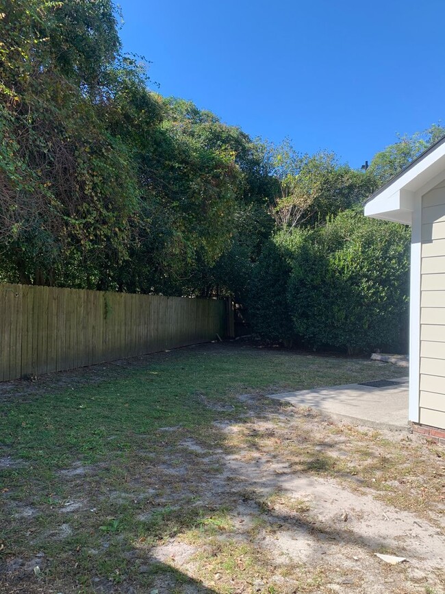 Building Photo - 2 Bedroom 2 Bath Townhome with fenced back...