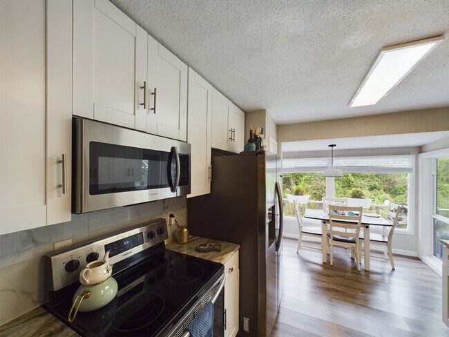 Building Photo - 9400 Doliver Dr