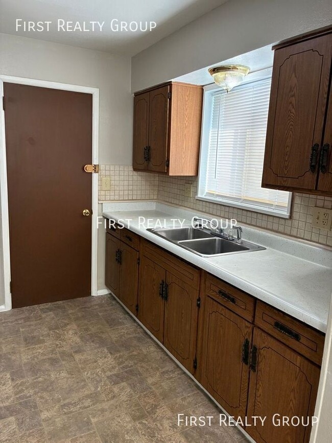 Building Photo - 2526 Kennedy Ave