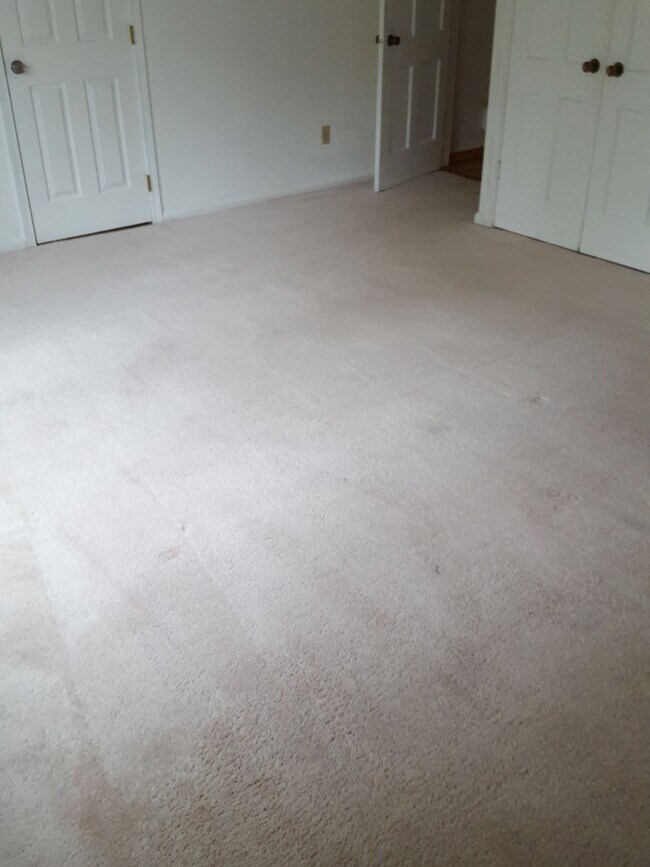 Building Photo - University Place 2bd 2bth, with bonus/office, $2,995 includes yard care and utilities other than ...