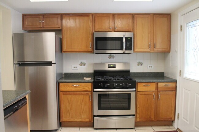 Building Photo - 440 Meadow Green Ln