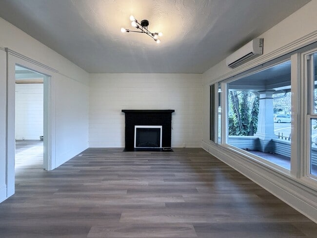 Building Photo - 577 Madison St