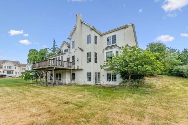 Building Photo - 44 Equestrian Way