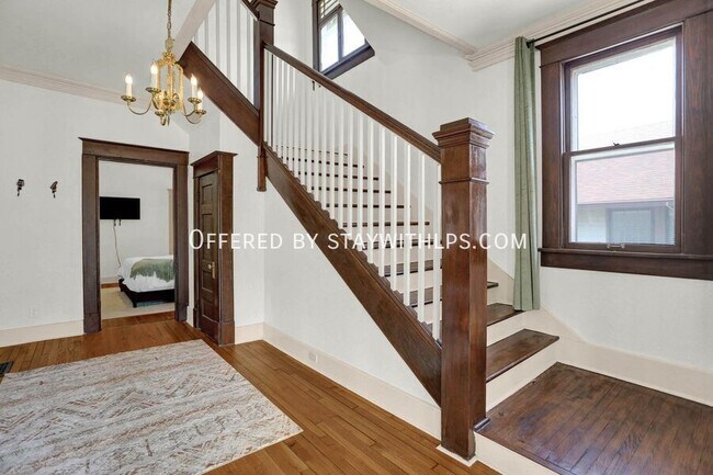 Building Photo - 397 Angelus St