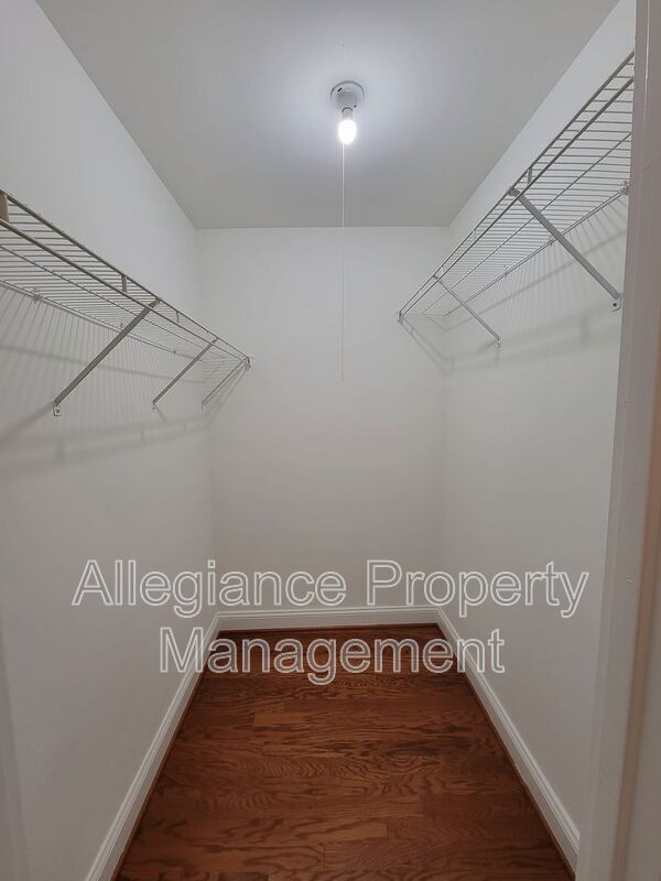 Building Photo - 922 S Washington St